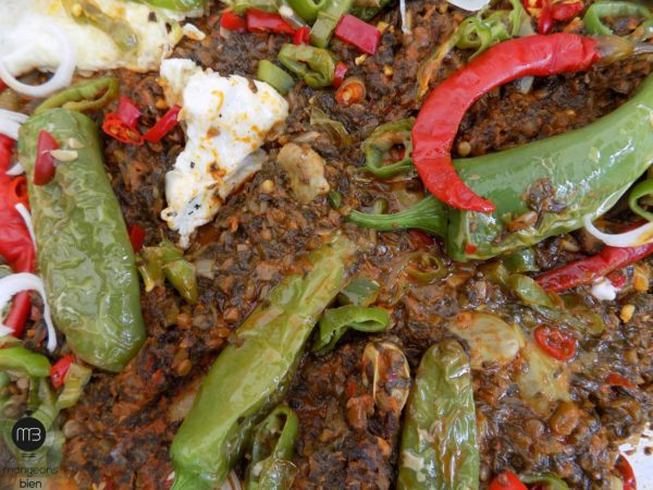 Un dressage haut en couleurs avec des piments frits, des piments de cayenne, des rondelles d'oignons et des oeufs frits. (Crédit Photo: Abdel Aziz HALI - mangeonsbien.tn)