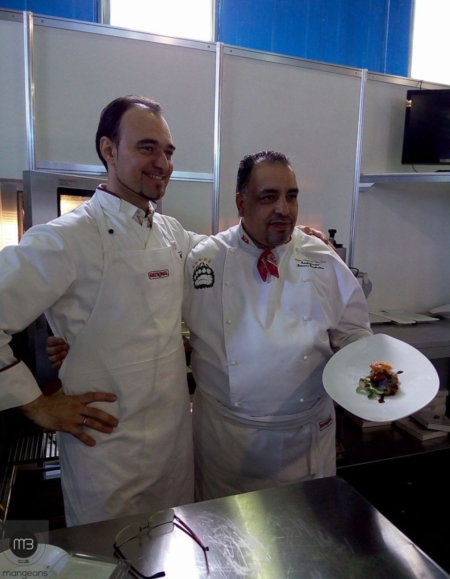 Un chef moldave en train de poser avec chef Mahjoub AOUIDET, alias "Evan CARLO"