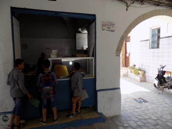 Des enfants devant l'ancienne boutique des Slimane (Crédit Photo: Abdel Aziz HALI - mangeonsbien.tn)