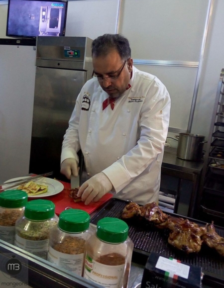 Chef Mahjoub AOUIDET, alias "Evan CARLO" en train de découper les volailles grillés
