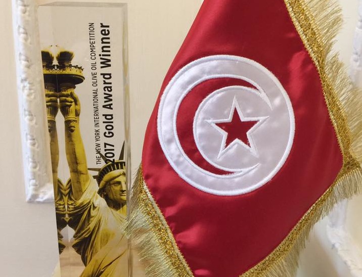 Le trophée remporté par la marque "Olivko" exposé dans l'Ambassade tunisienne à Londres (Source Photo: Karim Fitouri - Facebook)