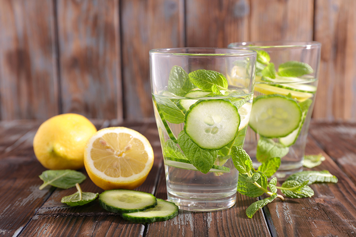 Water detox: citron, concombre et feuilles de menthe (Source Photo: Doctor Oz)