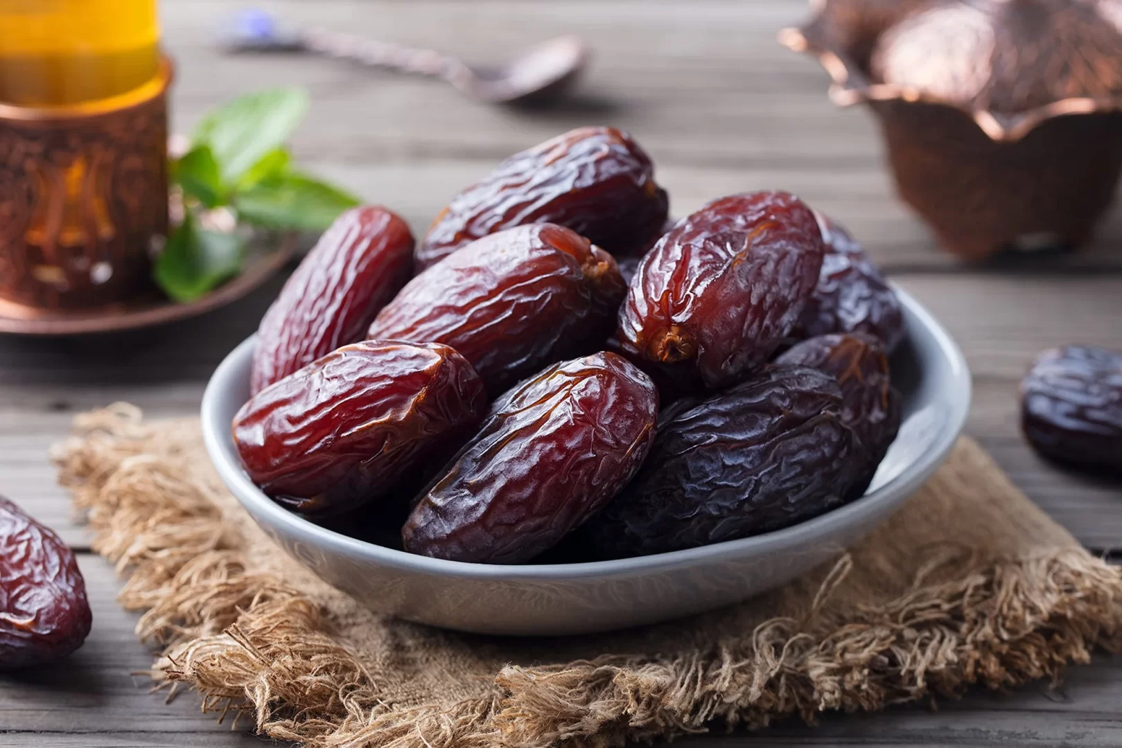 Sur la quinzaine de variétés et les 300 plants collectées, c’est la variété du nom de Khalt Mejhoul (خلط مجهول) qui signifie littéralement (hybride inconnue) commodément rebaptisée Medjool Dates, qui a le mieux réussi et s’est le mieux adaptée au sol et au climat californien.